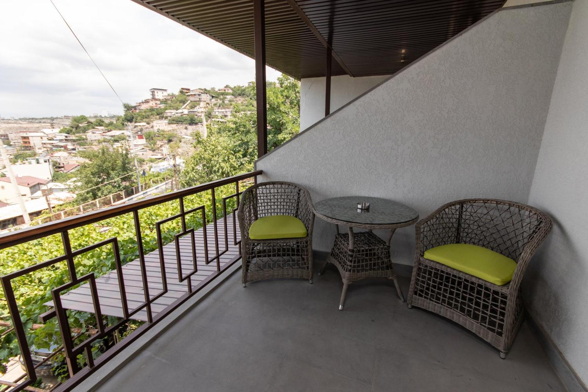 Hillside Guest House Erévan Extérieur photo
