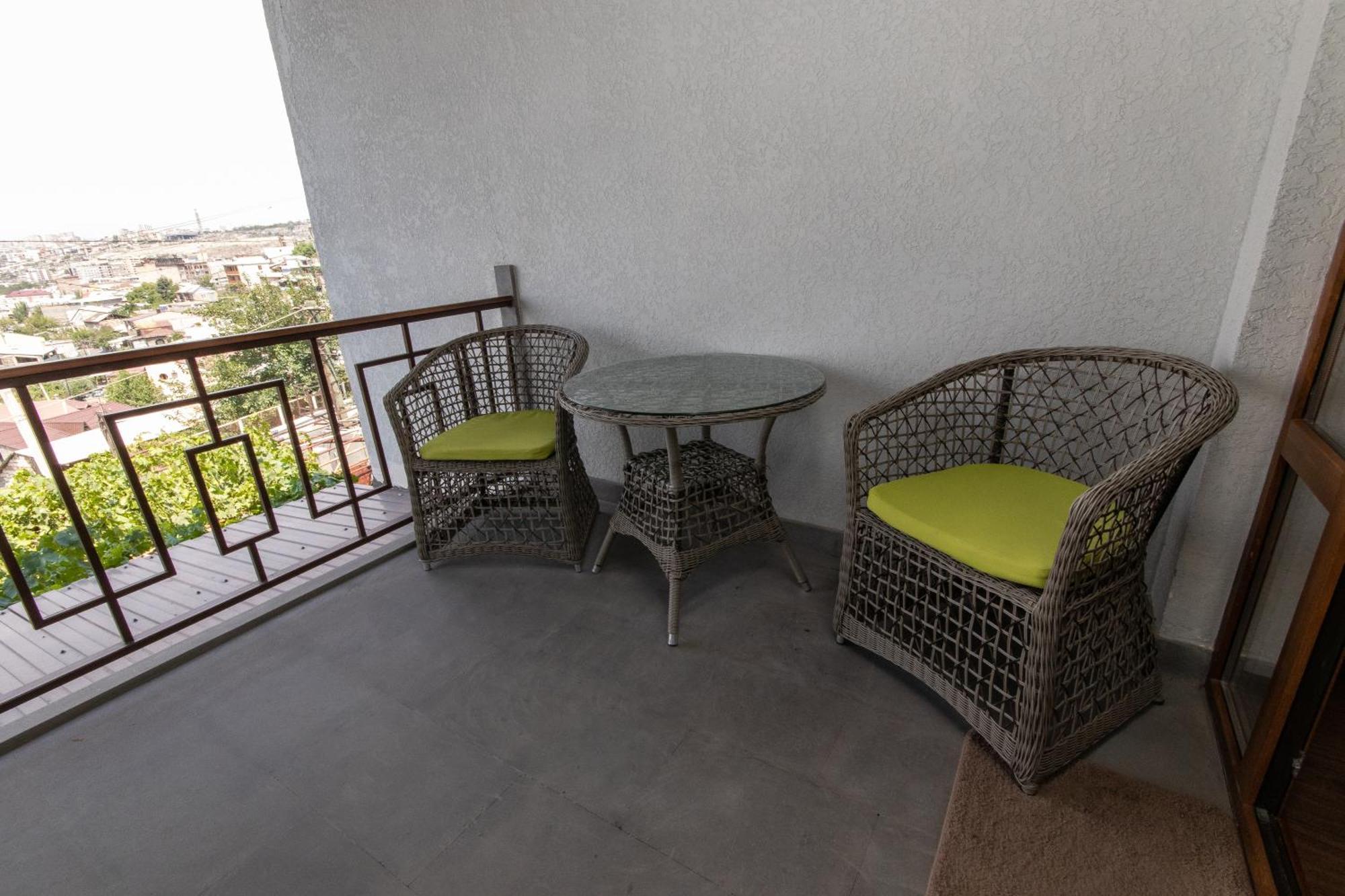 Hillside Guest House Erévan Extérieur photo
