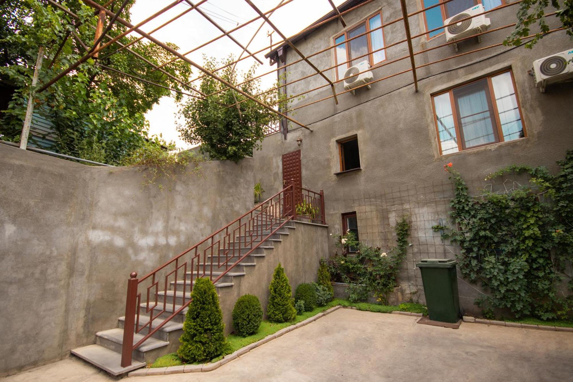 Hillside Guest House Erévan Extérieur photo